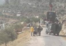 قوات الاحتلال خلال الاستيلاء على كرفان سكني