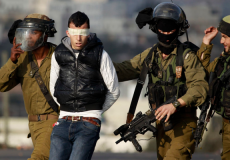 قوات الاحتلال الإسرائيلي تعتقل مواطنا- أرشيفية