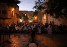 مقدسيون يؤدون صلاة المغرب في شوراع القدس