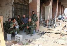 جنود سوريون يجتمعون في بلدة درايا التي أصابها دمار واسع