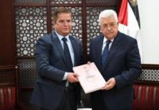 الرئيس أثناء تسلمه التقرير السنوي لوزارة الصحة من الوزير جواد عواد