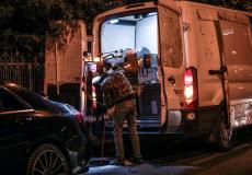 مُختص يقوم بفحص شبكة الصرف الصحي ضمن التحقيقات في قضية خاشقجي