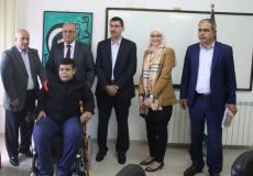 تسليم الوزير كرسيا كهربائيا لشخص من ذوي الإعاقة