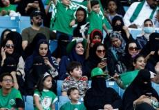 مئات من النساء في ملعب رياضي للمرة الأولى في السعودية