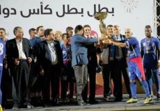 محمد بارود يرفع كأس البطولة