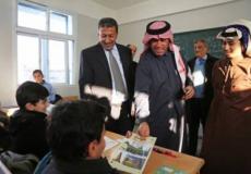 أعضاء من وفد صندوق قطر للتنمية مع طلاب الأونروا