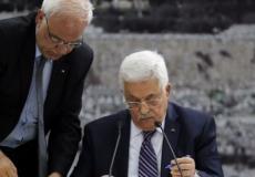 الرئيس الفلسطيني محمود عباس وأمين سر تنفيذية منظمة التحرير صائب عريقات -ارشيف-