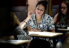 طلبة يذاكرون