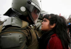 فتاة تقف بوجه الشرطة التشيلية