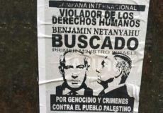 ملصقات بالارجنتين تصف نتنياهو بـ "المجرم"
