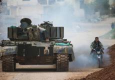 دبابة يقودها أحد أفراد المعارضة السورية في درعا