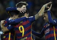 لاعبو برشلونة يحتفلون بأحد الأهداف