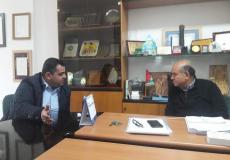 عبد السلام هنية يكرم راجي الصوراني مدير المركز الفلسطيني لحقوق الإنسان