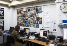 جندية إسرائيلية أمام جهاز حاسوب 