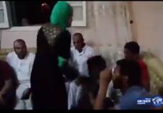 الفتاة وهي تضرب الشبان الثلاثة (بالشبشب) على وجوههم ورؤوسهم