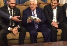 الرئيس عباس مع الفلسطينيين يعقوب شاهين وأمير دندن