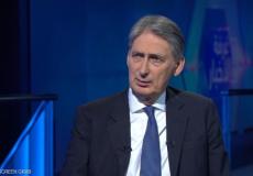 قال فيليب هاموند "إذا أرغمنا على نهج مختلف فينبغي أن نأتي بأمر مختلف."