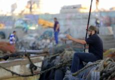 فلسطينيون يصطافون بميناء غزة