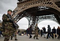 حرس تحت برج ايفل فى باريس