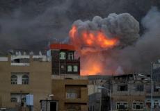 انفجارات ضخمة تهز أحد معسكرات الجيش اليمني