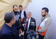 محافظ خان يونس يتفقد متضرري المنخفض الجوي الأخير ويقدم لهم مساعدات عاجلة