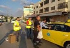 الاشرطة في طولكرم توزع المياة والتمور على المواطنين