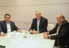 أحمد الطيبي وأيمن عودة مع بيني غانتس -أرشيف-