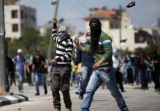 فلسطينيون يرشقون الاحتلال بالحجارة