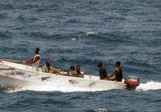 صورة أرشيفية لصوماليين مسلحين في قارب صيد