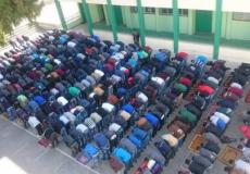 طلاب يؤدون صلاة الظهر