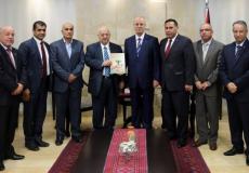 الحمد الله يتسلم التقرير السنوي العام لمؤسسة إدارة وتنمية أموال اليتامى لعام 2017