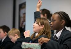 تقول الفتيات إن القلق بشأن مظهرهن يعيق تقدمهن في الحياة