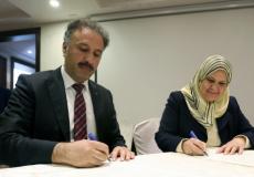 خلال توقيع ميثاق الشرف