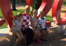 رئيسة كرواتيا  كوليندا غرابار كيتاروفيتش تتجول في شوارع روسيا وتلتقط بعض الصور