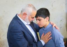 هنية يعزي عوائل شهداء التصعيد الأخير على غزة