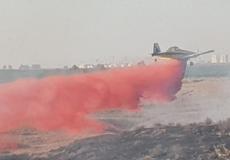 طائرة تخمد حريق اندلع في غلاف غزة بفعل البالونات الحارقة