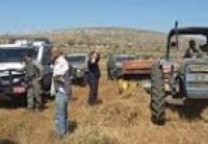 الاحتلال يستولي على جرار لجمع النفايات