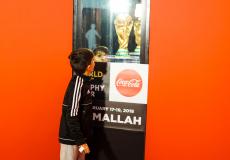 طفل فلسطيني ينظر إلى كأس العالم 