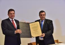 بلدية بيت لحم تمنح ممثل بولندا السابق شهادة مواطنة فخرية