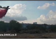 طائرة تخمد حريقا كبيراً على حدود غزة