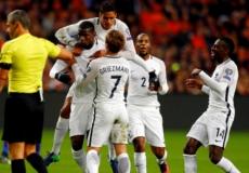 لاعبو المنتخب الفرنسي يحتفلون بالهدف