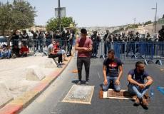 فلسطينيون يصلون قرب القدس