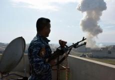 جندي عراقي يراقب تصاعد الدخان من جراء غارة على أحد مواقع داعش في الموصل.