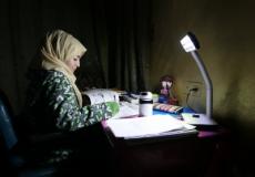 طالبة تدرس لامتحانات الثانوية العامة في غزة -ارشيف-