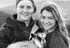 فوربس وحبيبته أليسون جونز والماعز "جالب الحظ"