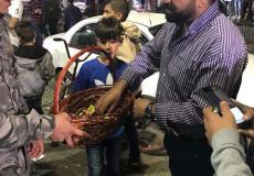 الأجهزة الأمنية في رام الله توزع الحلوى على المواطنين بمناسبة عيد الفطر