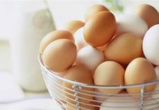 العثور على 15 بيضة  مسلوقة داخل مؤخر رجل هندي