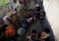 أطفال يعلبون بين أزقة أحد المخيمات في غزة الفقيرة