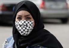 فتاة فلسطينية ترتدي كمامة للوقاية من فيروس كورونا