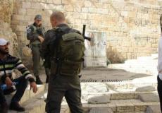 الاحتلال يبعد مواطنين عن الاقصى